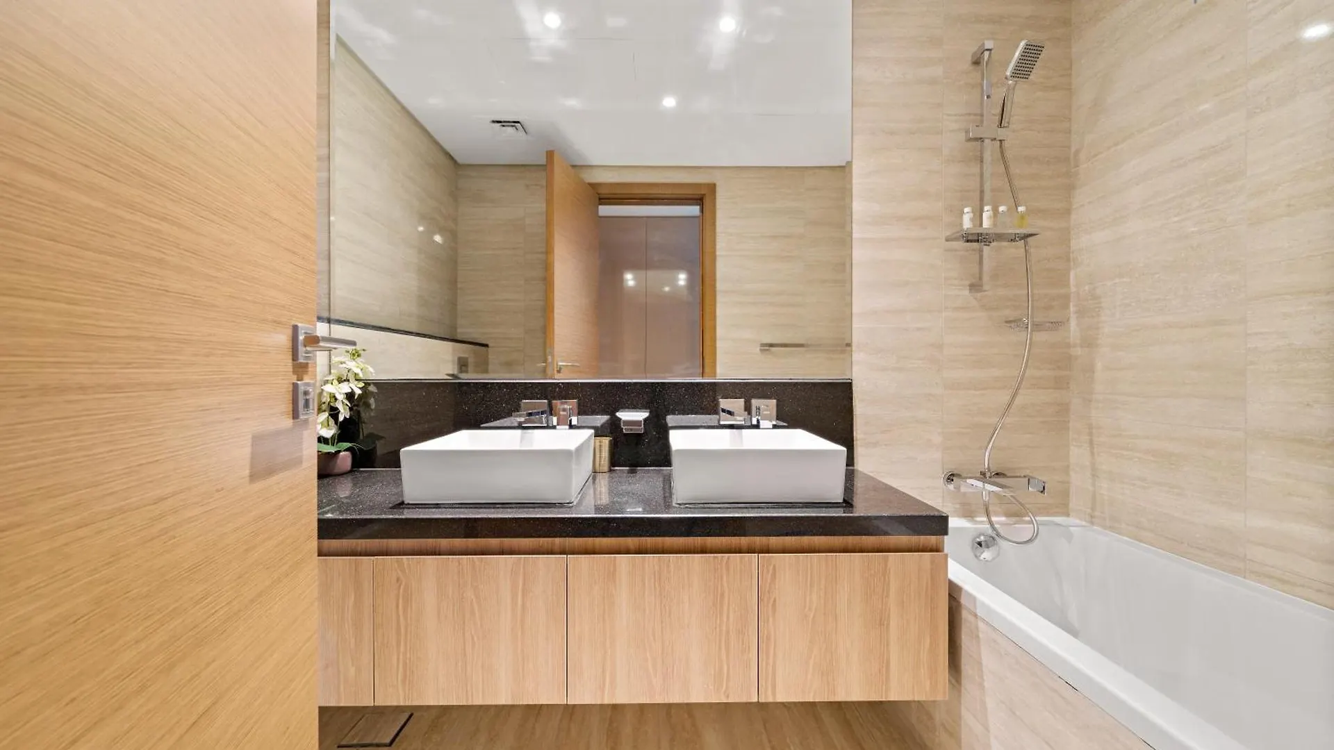 Stylish 2Br In Business Bay Canal View Pool & Gym Dubai