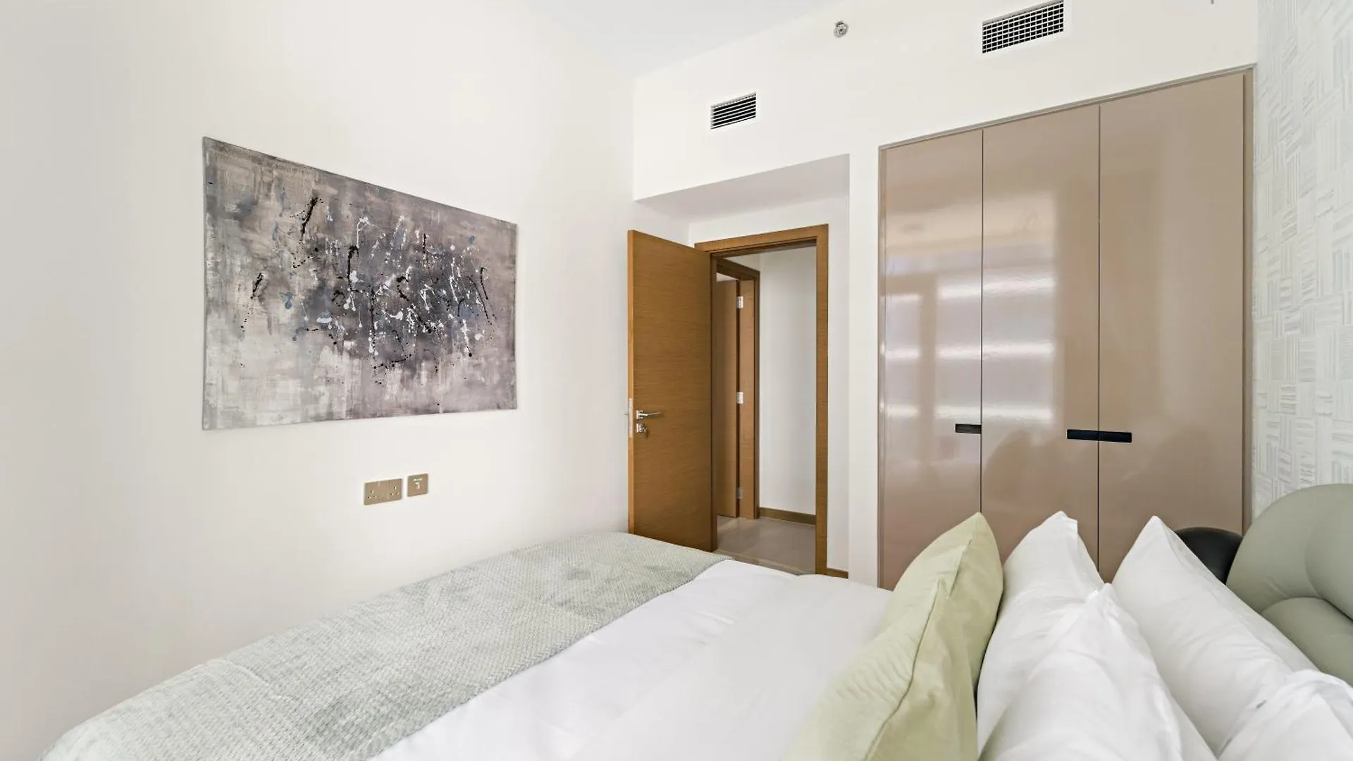 Stylish 2Br In Business Bay Canal View Pool & Gym Dubai